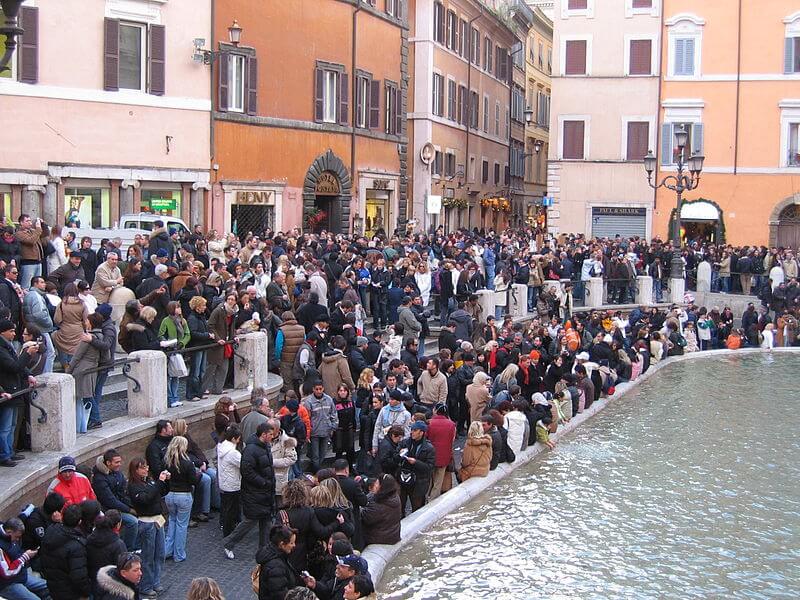 800px-Trevi_fountain_with_crowds
