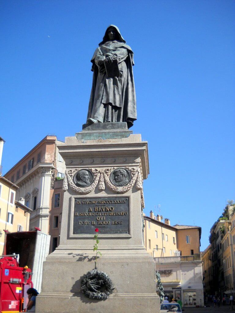 άγαλμα στη πλατεία campo di fiori της Ρώμης